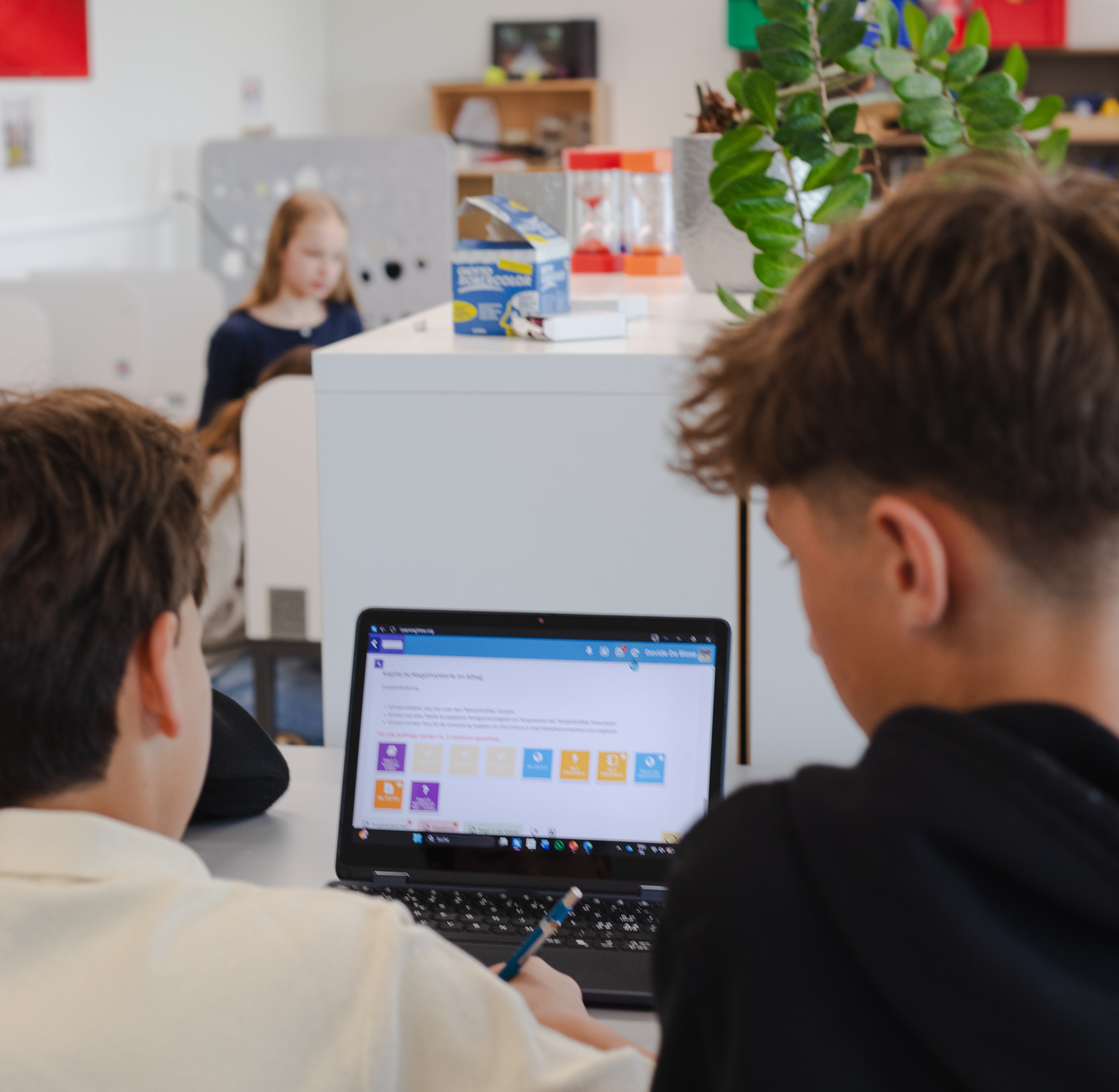 Lernende arbeiten gemeinsam mit LearningView am Notebook