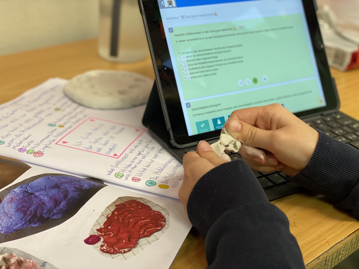 Ein Kind arbeitet im Unterricht mit LearningView